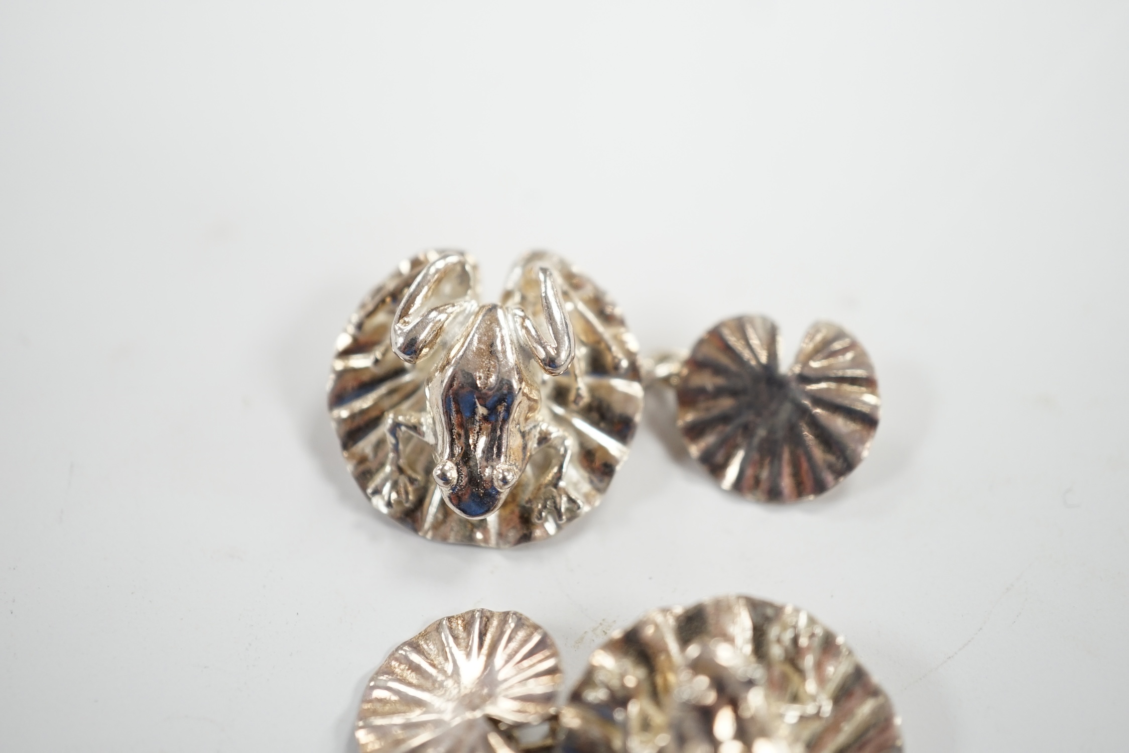 A modern pair of silver 'frog on lily pad' cufflinks, London, 1996, 17mm.